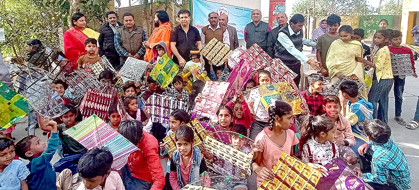 संस्था दिव्योत्थान का निःशुल्क पतंग वितरण का कार्यक्रम सम्पन्न