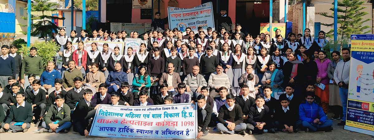 बच्चों को चाइल्ड हेल्पलाइन एवं बाल विवाह निषेध अधिनियम के बारें में किया जागरूक